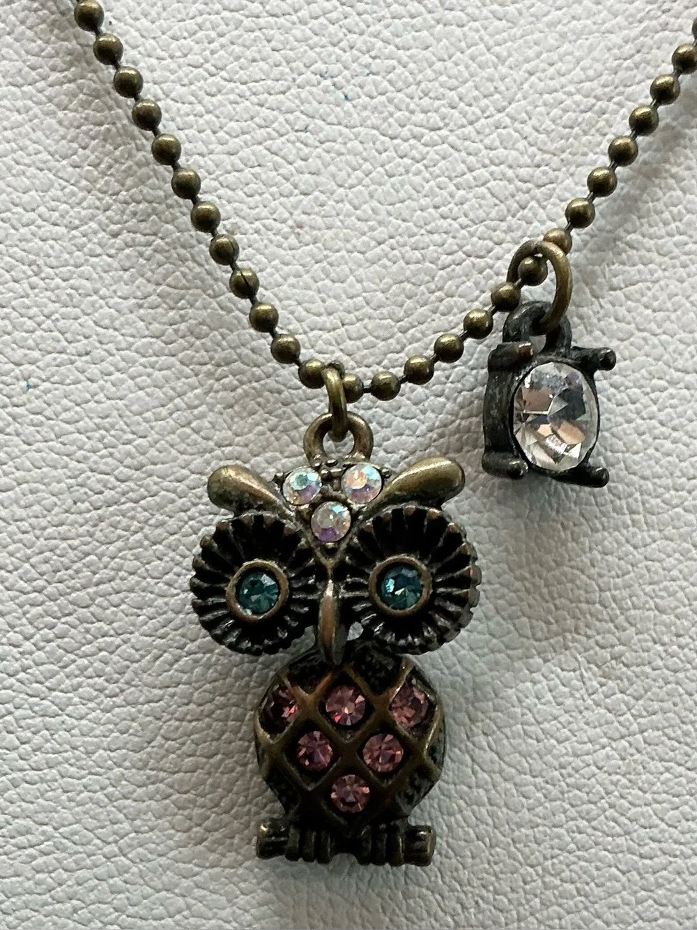 VINTAGE BETSEY JOHNSON DAINTY RHINESTONE OWL PENDANT LIGHT GREY GOLDTONE